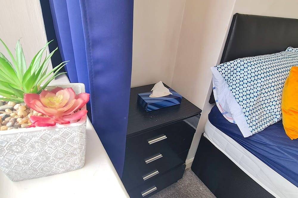 Room 1 -Double Room - Wifi - 2 minute walk to Iver Station in Iver, Colne Valley Park