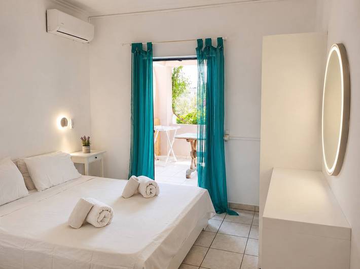 Holiday apartment for 2 people, with garden, with pets in Alykes