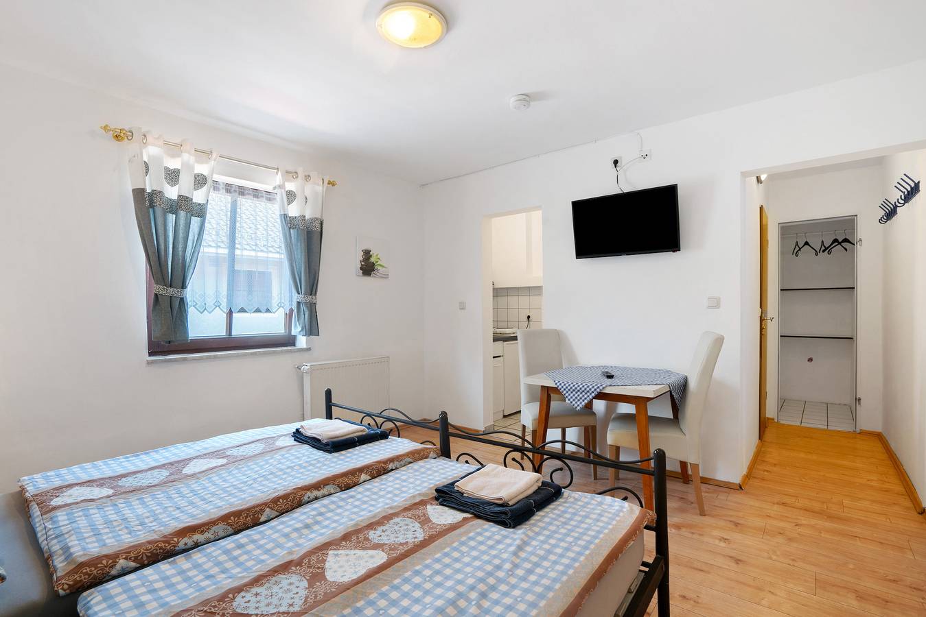 Knödelhof 'Zimmer 2', 2-Bett-Zimmer mit gemeinsamer Terrasse und Wlan in Putzbrunn, Oberbayern