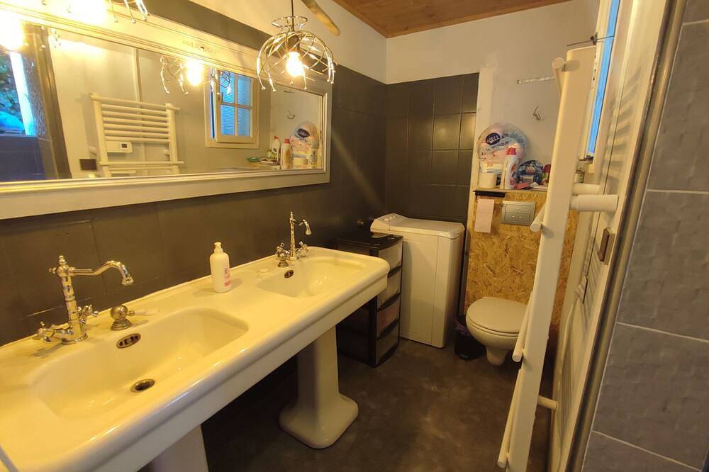L'Olivier: 5 min from the sea, an enclosed terrace on the edge of the forest. in La Barre-de-Monts, Vendée