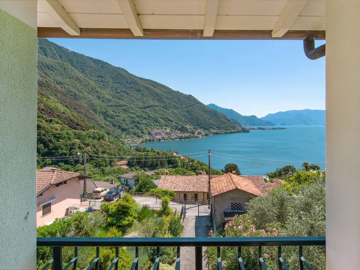 Ferienhaus für 3 Personen, mit Balkon und Terrasse sowie Garten und Seeblick in Colico
