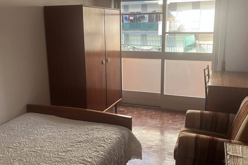 Entire apartment, Comfortable Bedroom at Bairro dos Capuchos in Leiria, Pousos, Barreira e Cortes, Leiria