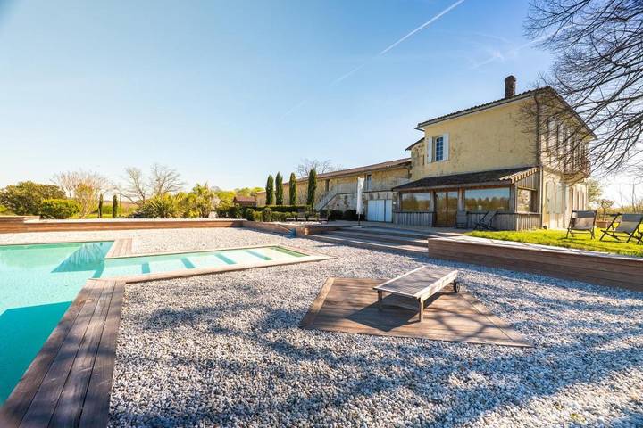 Location de vacances pour 15 personnes, avec piscine et vue ainsi que vue sur le lac et jardin à Tabanac