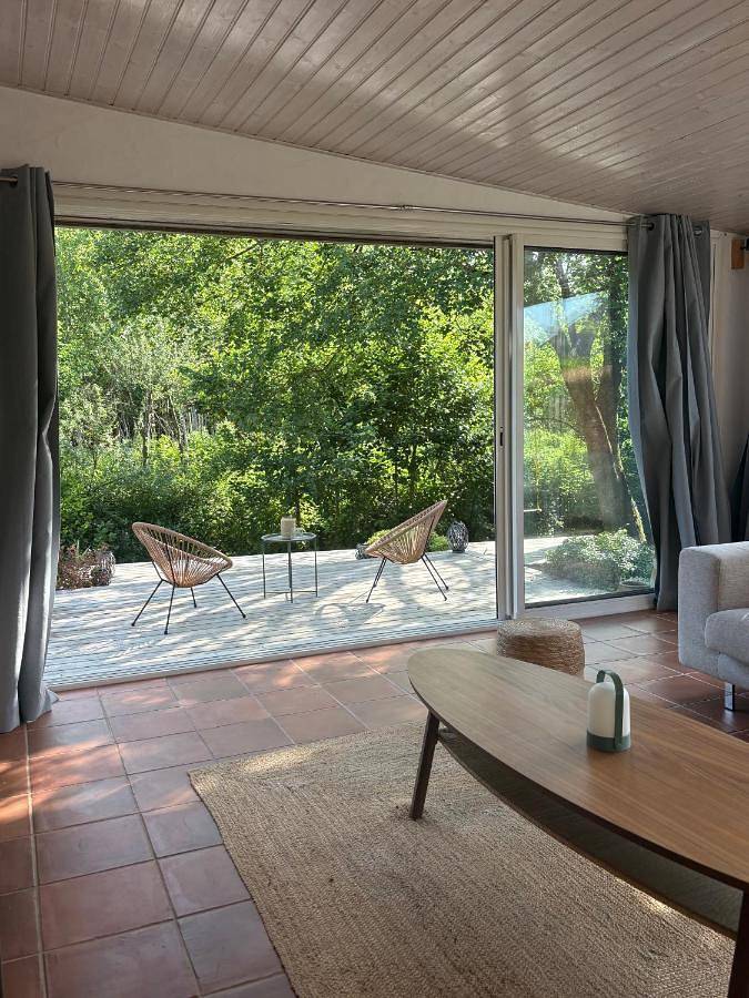 Location de vacances pour 8 personnes, avec piscine et jacuzzi ainsi que terrasse et jardin à Magné
