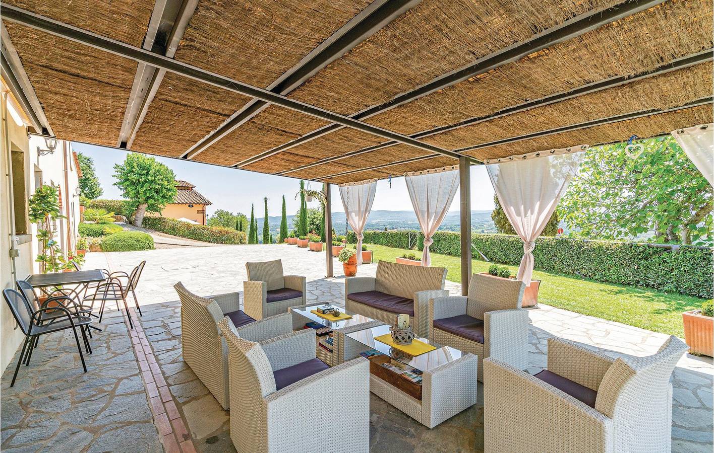 Appartamento intero, Appartamento 2BR per famiglie con WiFi, piscina e parcheggio a 2 km da San Giustino Valdarno in Loro Ciuffenna, Valdarno