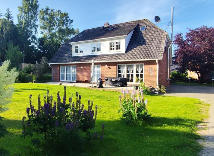 Ferienwohnung für 4 Personen, mit Ausblick und Seeblick sowie Garten in Bergen auf Rügen