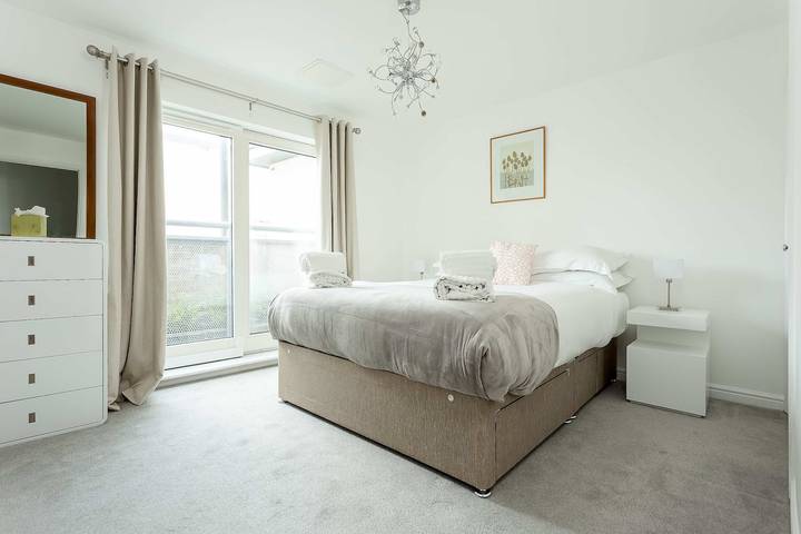Ganze Wohnung, Beach Point - Stunning Harbour Views from Balcony in Poole, Poole Harbour
