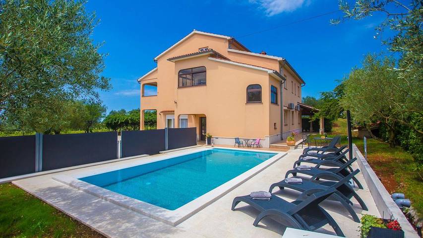 Ferienwohnung für 8 Personen, mit Garten und Terrasse sowie Pool