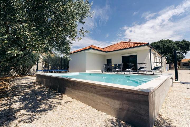 Villa pour 6 personnes, avec piscine et jardin à Biograd na Moru