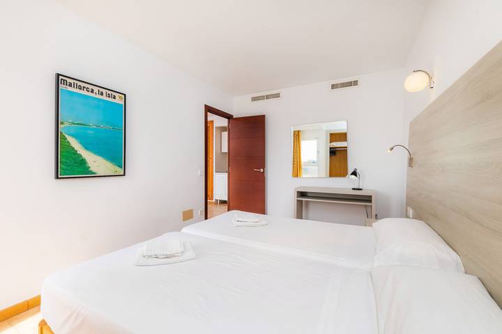 Holiday Home 'Apto Con Terraza 101' with Shared Pool, Private Terrace and Air Conditioning in Cala Millor, Son Servera