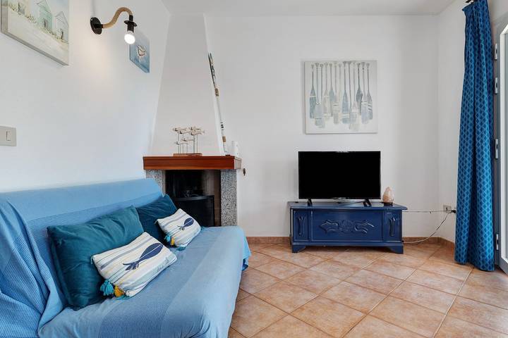 Entire apartment, Apartment 'Annina' with Private Terrace, Wi-Fi and Air Conditioning in Pittulongu, Olbia