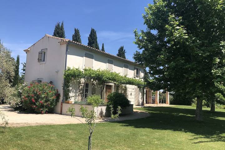 Gîte pour 8 personnes, avec jardin à Maillane