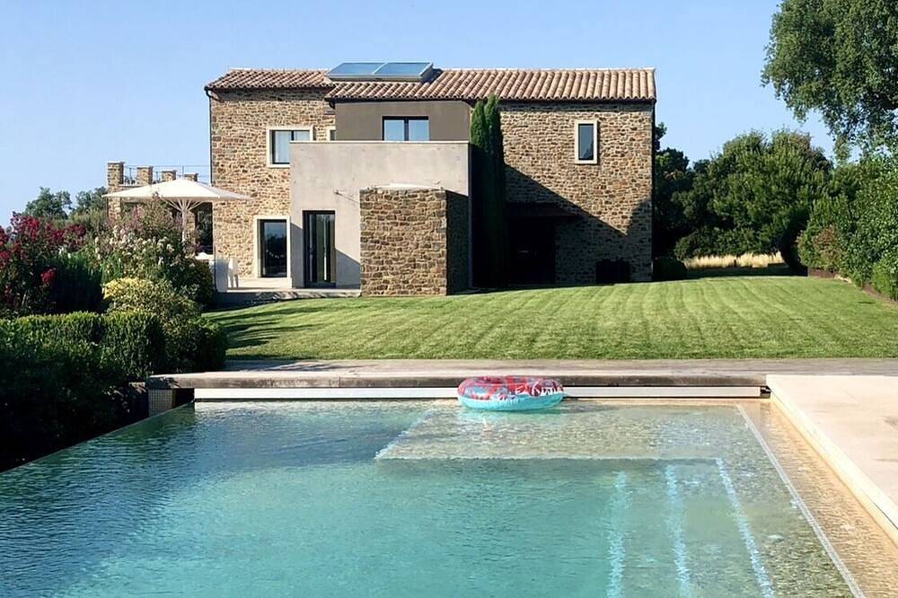 Girona Villa With Stunning Views in Girona, Gironès