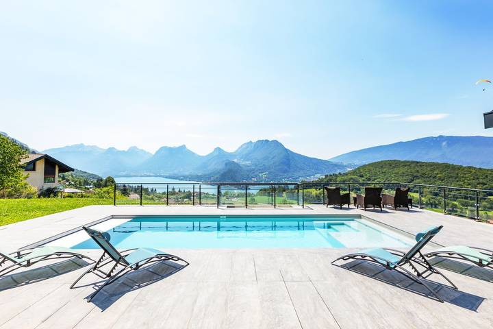 Villa pour 10 personnes, avec Balcon et Terrasse ainsi que Jardin et Piscine à Talloires