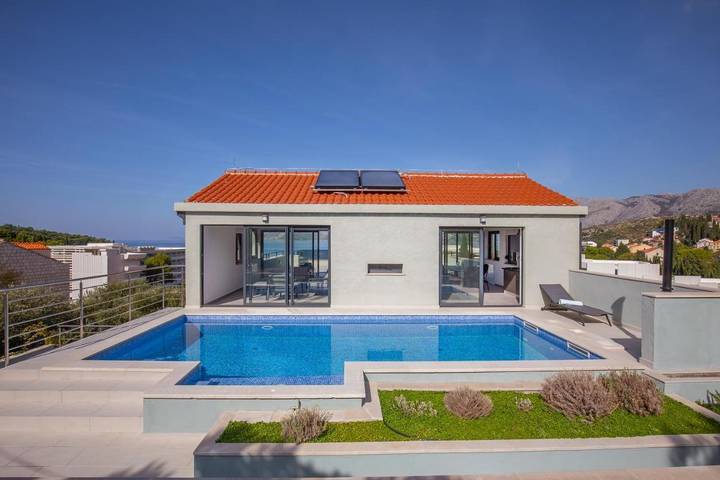 Villa pour 10 personnes, avec Balcon et Terrasse ainsi que Jardin et Piscine à Cavtat - 2
