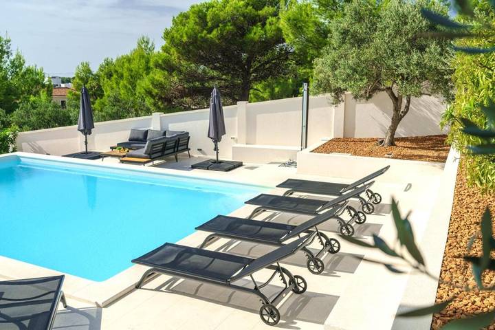 Villa pour 8 personnes, avec piscine ainsi que jardin et vue à Tribunj - 2