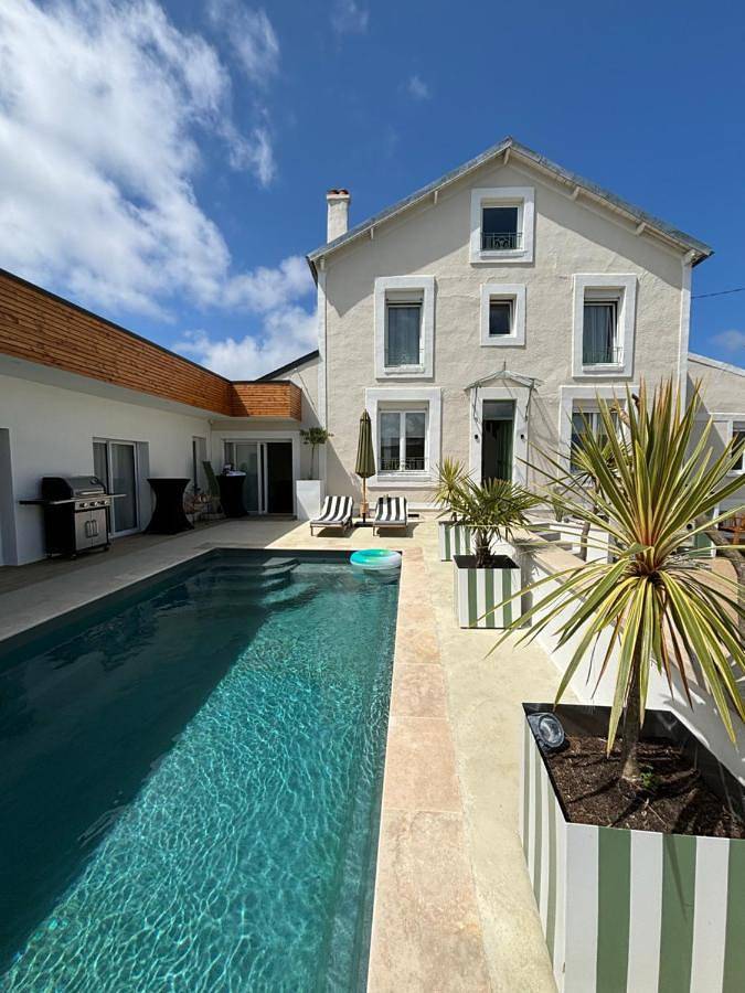Chambre d’hôte pour 2 personnes, avec Terrasse et Jardin ainsi que Piscine et Vue à Saint-Martin-des-Champs