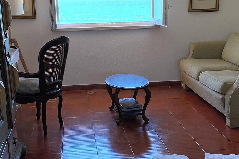 Seafronft Villa With Swimming Pool in Praia das Maçãs, Colares