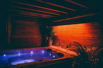 Cottage pour 2 personnes, avec jacuzzi ainsi que jardin et piscine dans Aye
