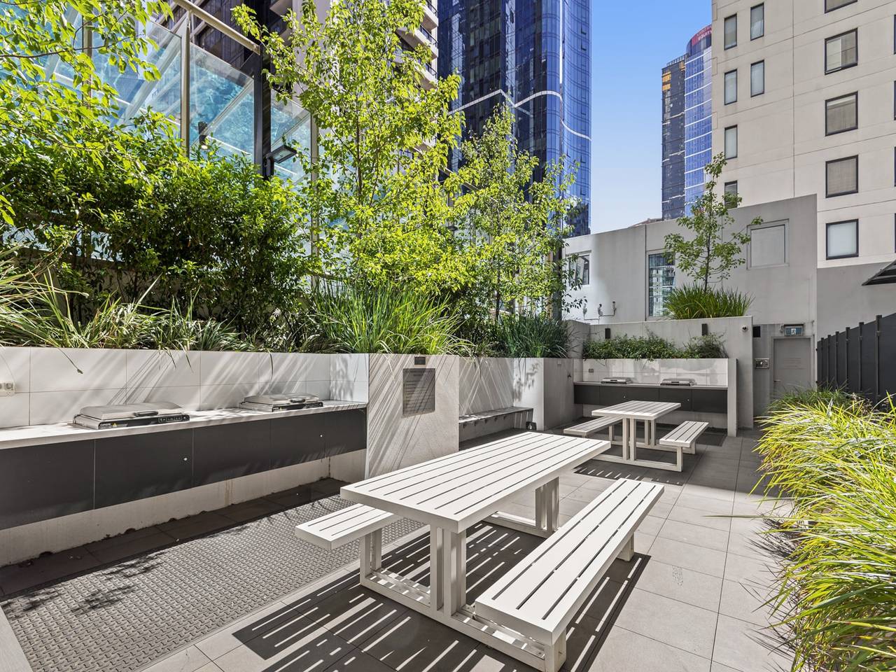 Entire apartment, Elegant 2-Bed Apartment with Balcony & City Views in Southbank, Melbourne