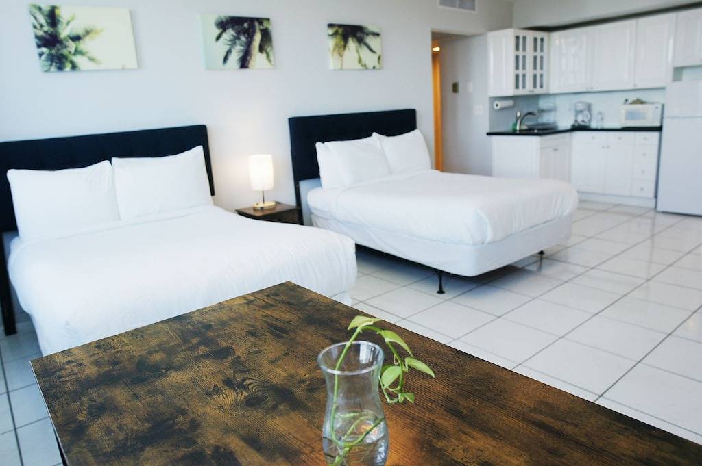 Ganze Wohnung, Castle 705 Corner Apartment with Free Parking, Gym, Pool, Tennis and Direct Beach Access! in Atlantic Heights, Miami Beach