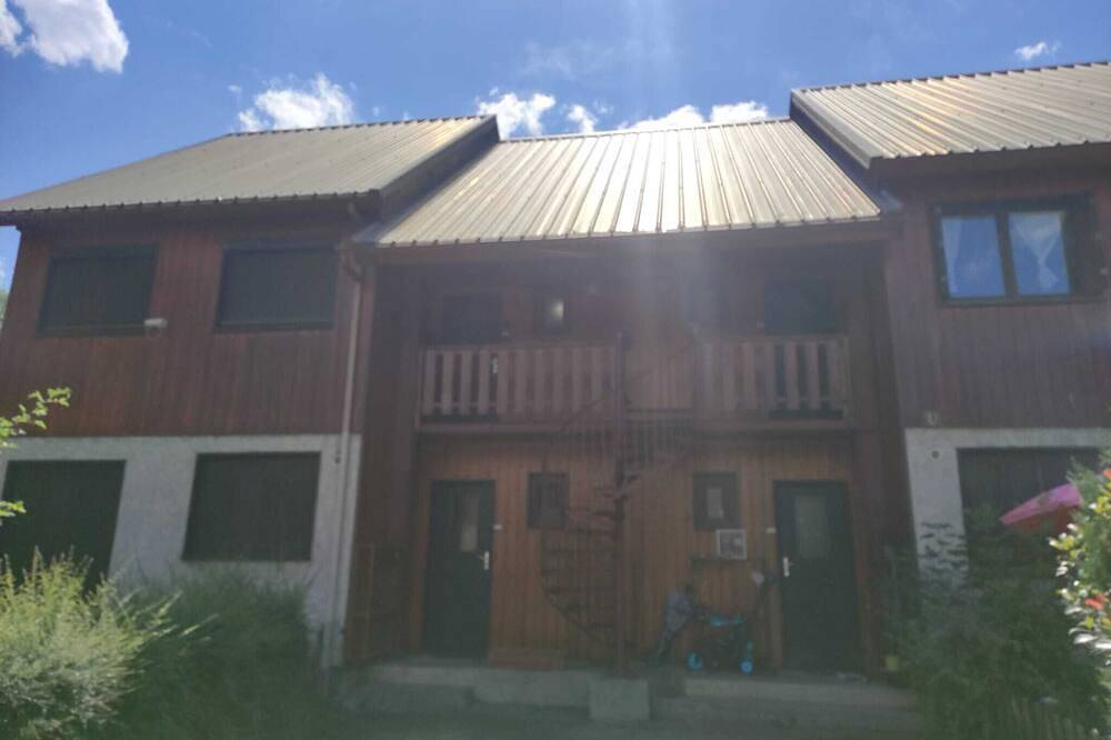 Entire apartment, Studio Thicha Summer and Winter offers access to the Oisans resort and Alpe d'Huez. in Allemond, Écrins National Park