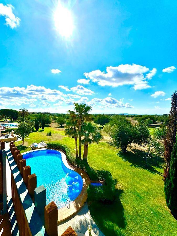 Appartement de vacances pour 4 personnes, avec vue et jardin ainsi que piscine et balcon