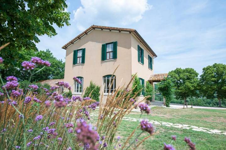 Agriturismo per 5 persone, con Balcone e Giardino nonché Piscina e Panorama a Urbania