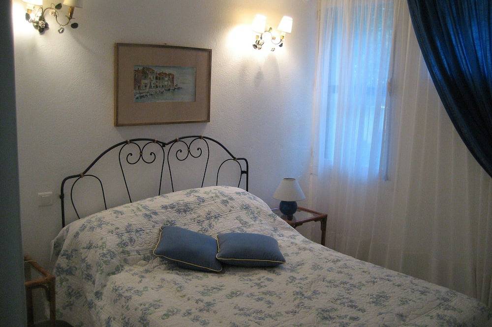 Villa Pieds Dans L Eau Dans Domaine Prive Et Gardienne Du Cap Bénat in Cap Bénat, Bormes-les-Mimosas