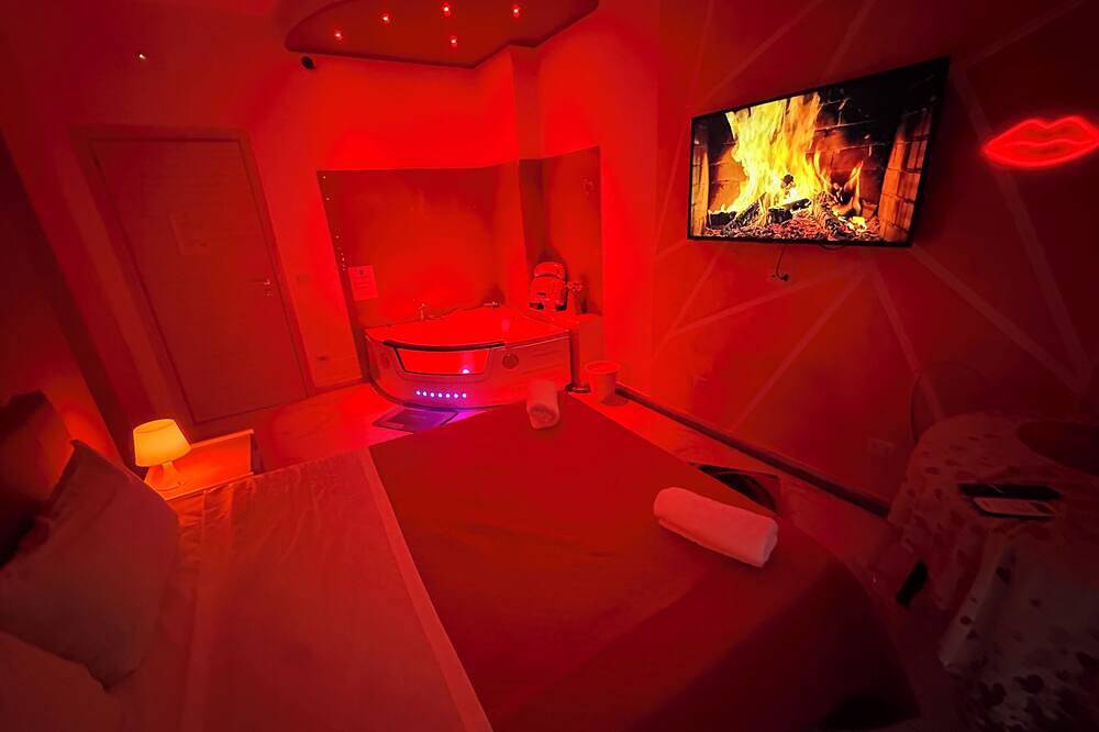 Great choice for relaxing, with hot tubs and more... in Acerra, Naples Province