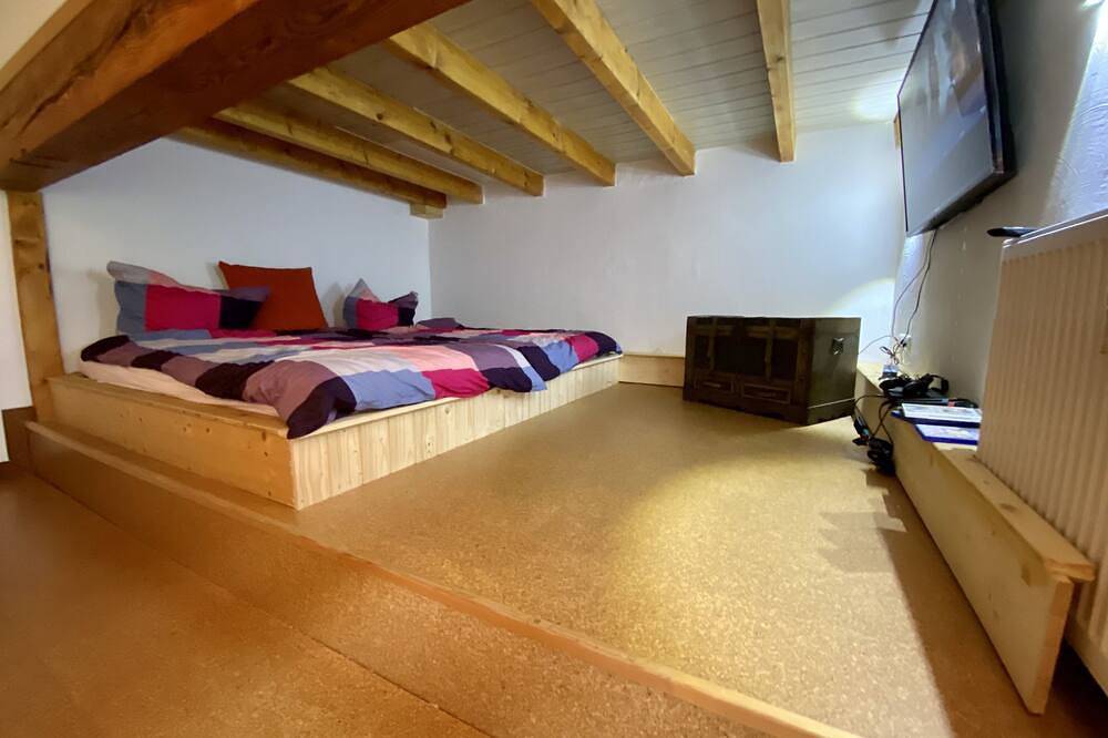 Ganze Wohnung, Oldschool, Dorfschule mit Whirlpool in Kall, Rureifel (Nordrhein-westfalen)
