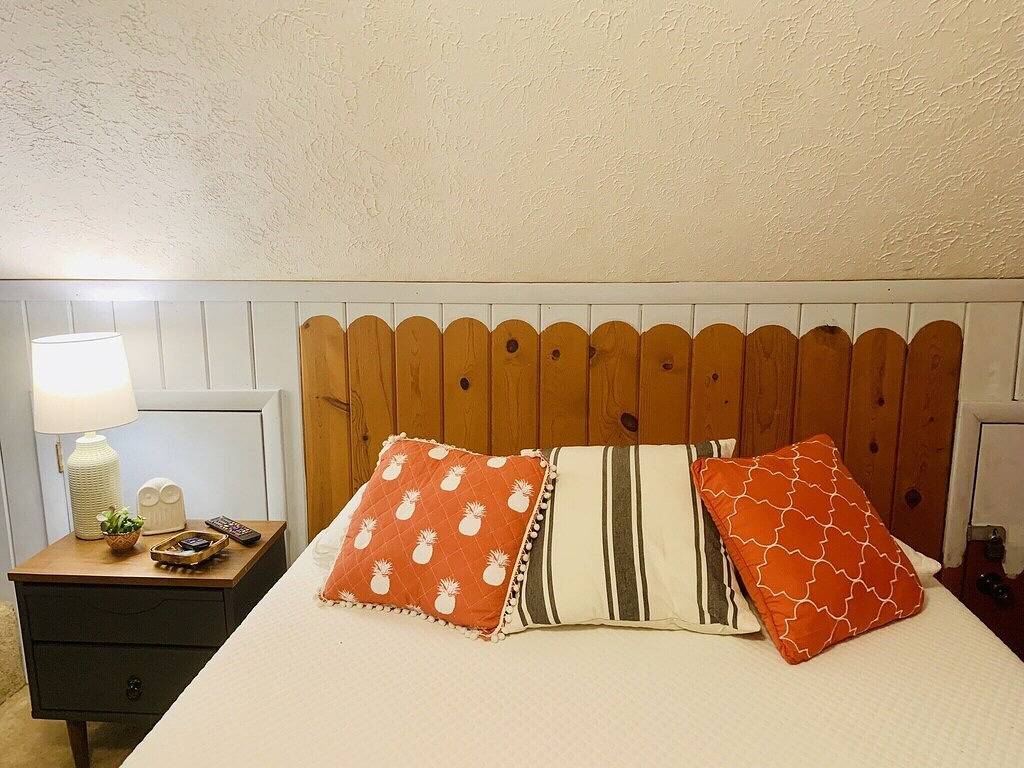 The Poolside Villa- 2queen bd, lake Keowee, golf,hike,waterfalls, near Clemson, in Lake Keowee