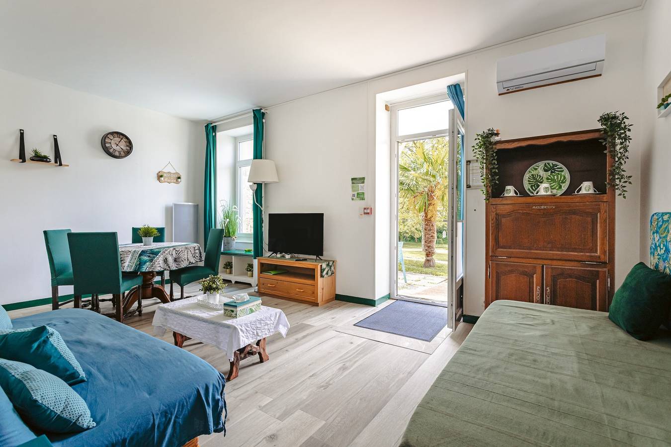 Maison de Vacances 'Des Tropiques' avec Terrasse Privée, Wi-Fi et Climatisation in Genouillé, Région de Rochefort