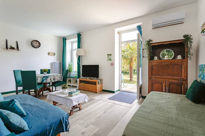 Casa de Vacaciones 'Des Tropiques' con Piscina Compartida, Terraza Privada y Wi-Fi in Genouillé, Region de Rochefort