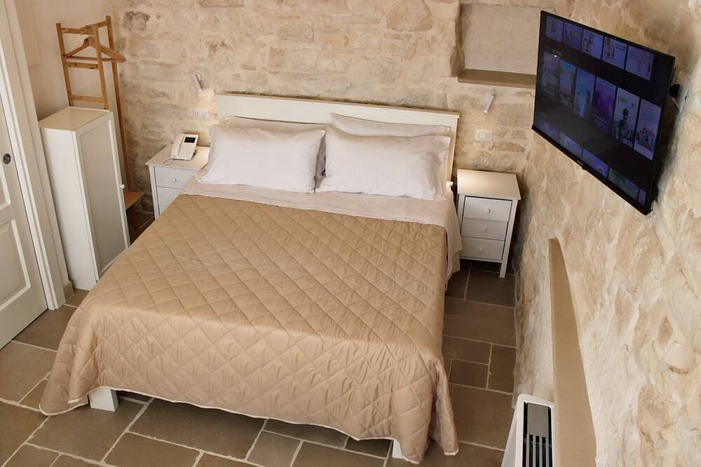 Arcobaleno - Campanile Inn; Comfortable room in historic building in Locorotondo in Locorotondo, Bari Province