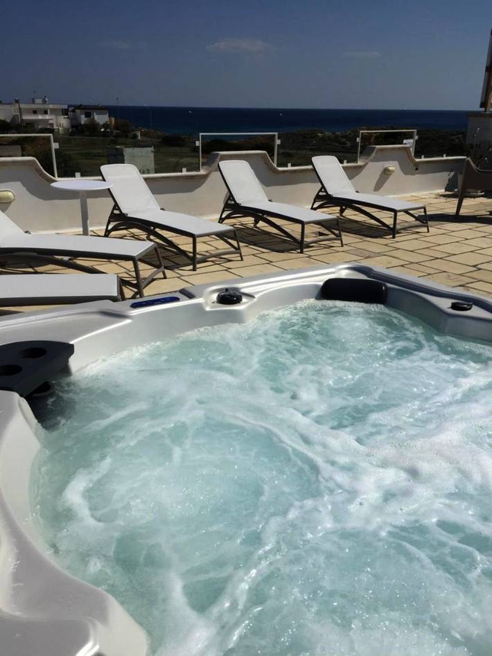 Maison d’hôte pour 5 personnes, avec Balcon et Jacuzzi ainsi que Terrasse et Jardin à Torre San Giovanni