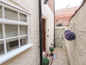 Holiday Home for 4 People in Chester, Cheshire, Photo 3