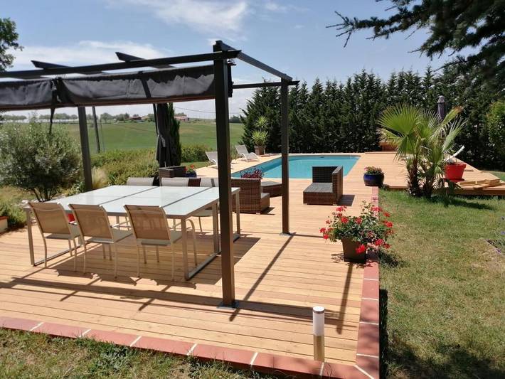 Location de vacances pour 8 personnes, avec piscine ainsi que vue et jardin à Aignes
