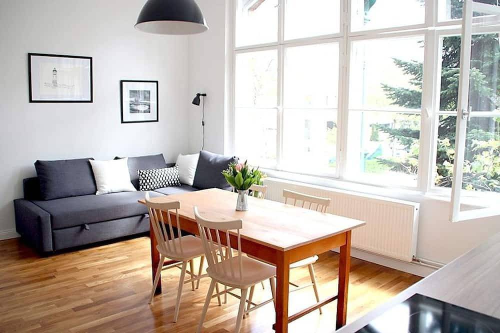 Ganze Wohnung, Familienfreundliche 2-Zimmer-Wohnung mit Wannenbad, Wohnzimmer und offener Küche in Tempelhof Berlin, Berlin