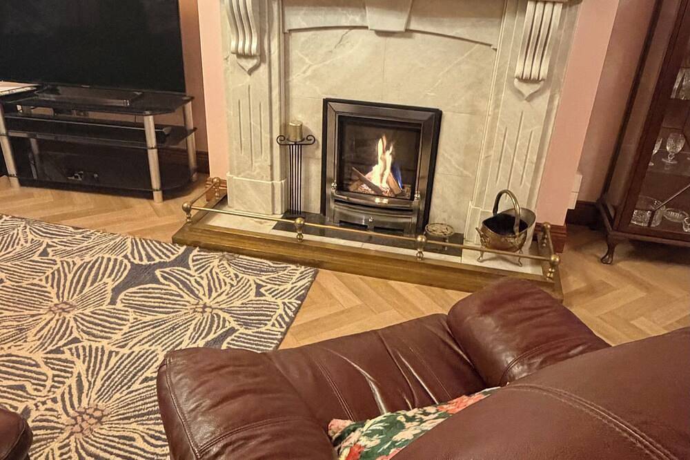 Luxury Country Farmhouse with Hot Tub & Stunning Views near Ardee in Ardee, Contea di Louth