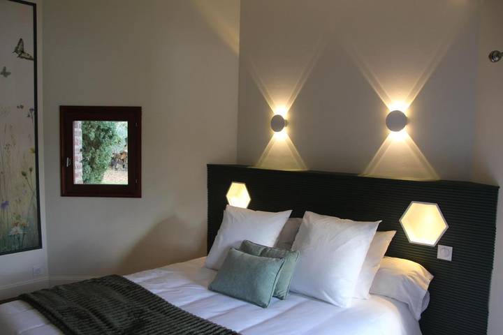 Chambre d’hôte pour 2 personnes, avec vue sur le lac et vue ainsi que jardin et piscine, animaux acceptés