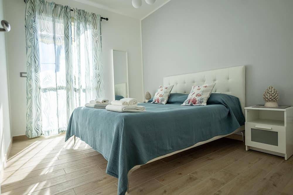 Entire apartment, Apartment 50 meters from the sea in Taormina, with free private parking in Mazzeo, Taormina