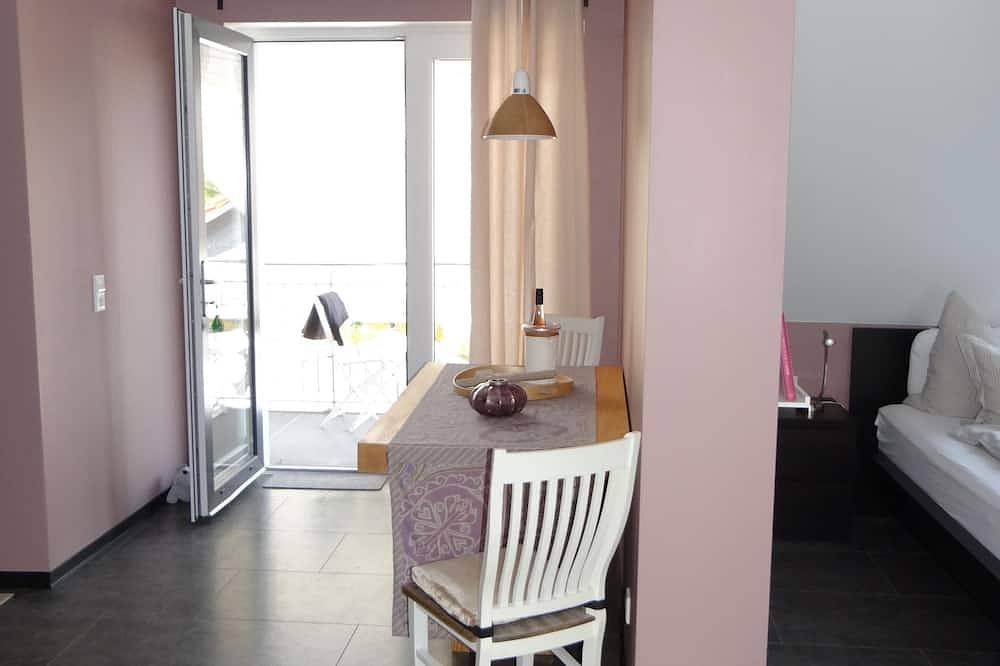 Ganze Wohnung, Ruhige, großzüge und  lichtdurchflutete Ferienwohnung/Loft\nmit großem Hofgarten in Buchholz, Müritz