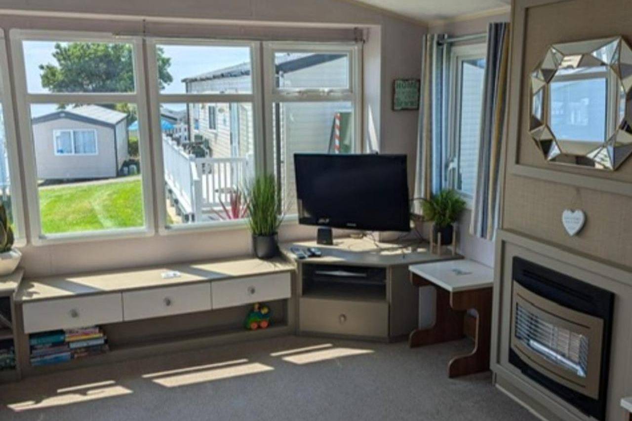 Cabin Sleeps 8 - Pools, Parking, Pets in Weymouth, Dorset