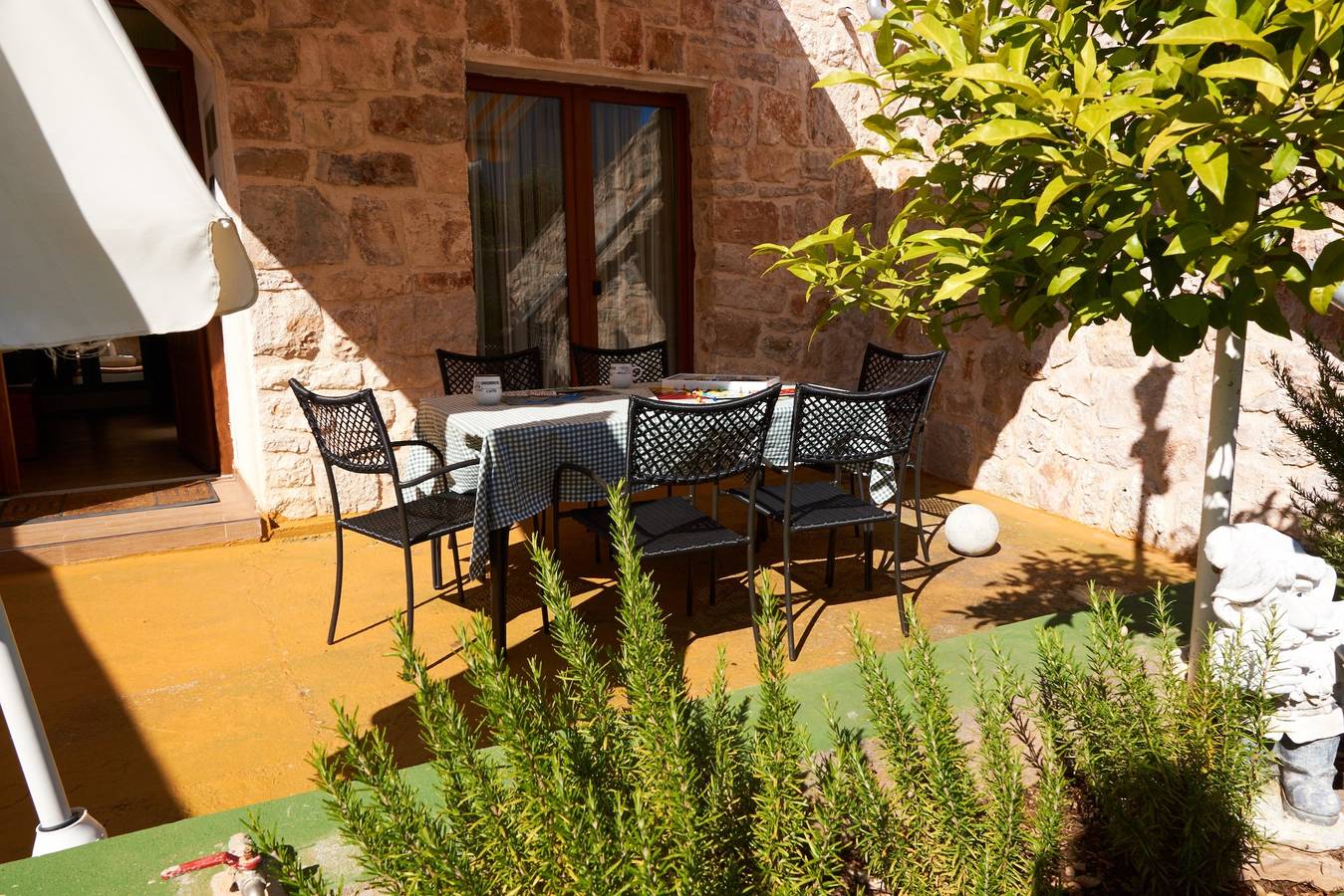 2-Zimmer-Haus mit Terrasse und Meerblick Krapanj, Sibenik in Krapanj, Krapanj (Kroatische Adria)