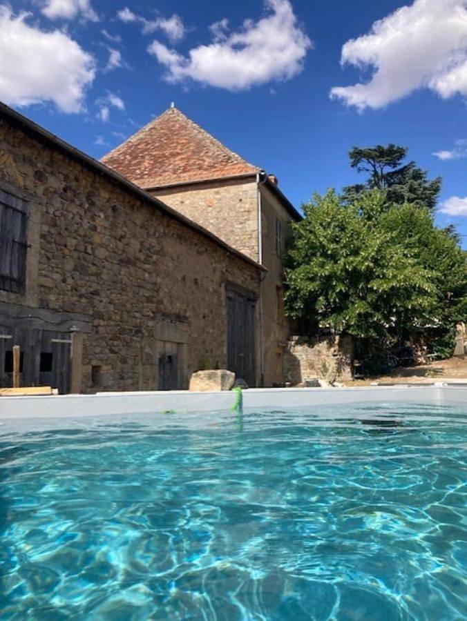 Location de vacances pour 14 personnes, avec Balcon et Terrasse ainsi que Jardin et Piscine à Saint-Christophe-en-Brionnais