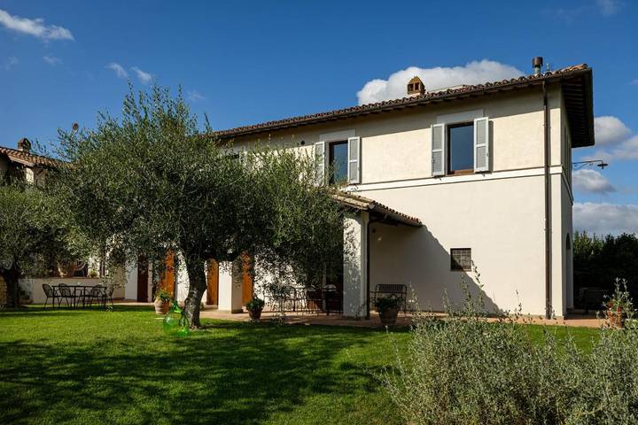 Agriturismo per 18 persone, con piscina e giardino in Montefalco