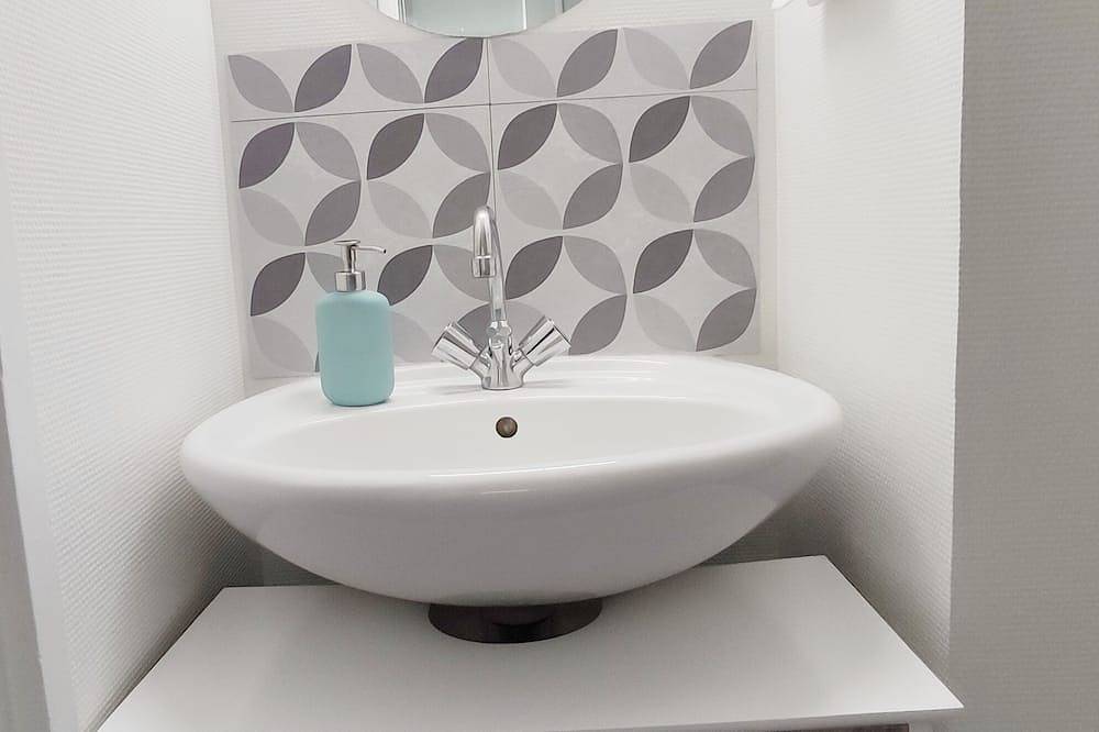 Entire apartment, Superb studio just a stone's throw from Chartres station in Chartres, Chartres region