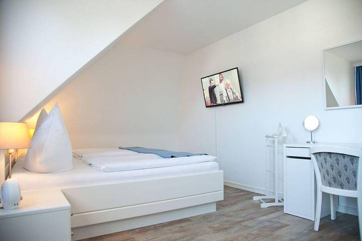 Lh Bremer Strasse, Hausteil 3 - Schönes Ferienhaus unter Reet mit ca. 90 m² und in Nordfriesische Inseln (Schleswig-Holstein) (Schleswig-Holstein), Wenningstedt