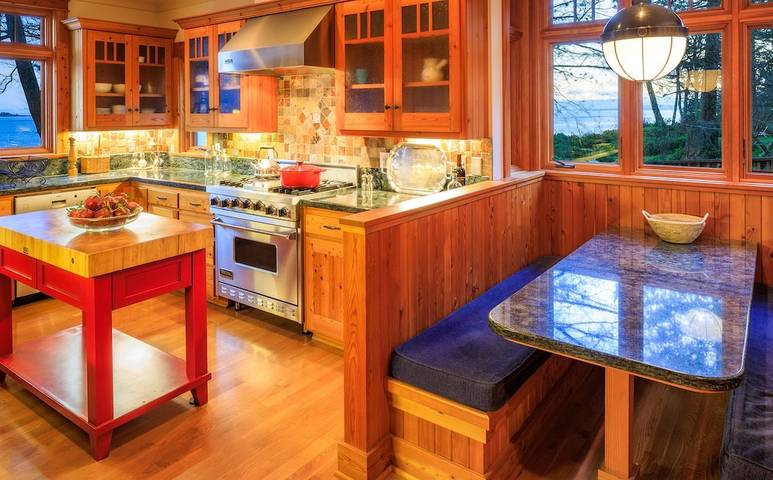 Vacation rental for 12 people, with hot tub and terrace as well as yard in Orcas Island